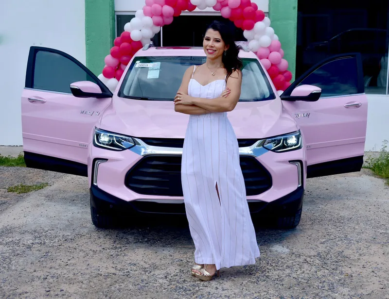 Consultora Mary Kay recebendo seu carro rosa com decoração de balões