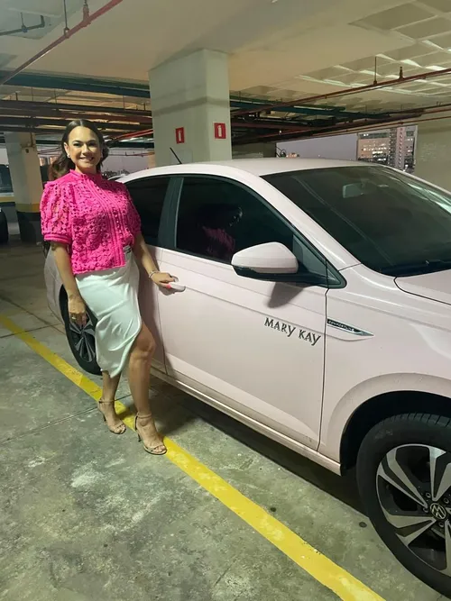 Kátia Teixeira ao lado do seu carro rosa Mary Kay