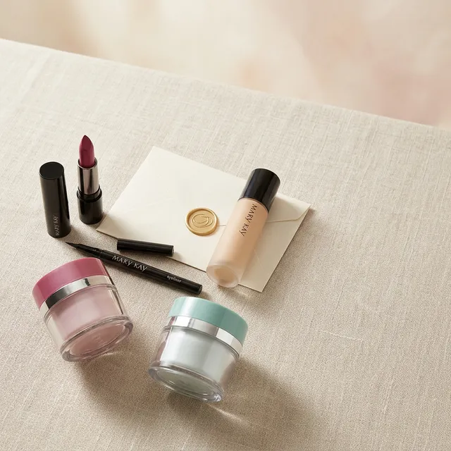 Produtos Mary Kay do Kit Express: batom, base e delineador